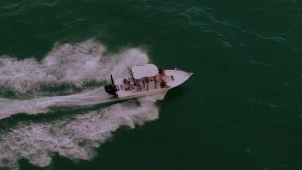 Снимок Воздуха Лодки Плывущей Синему Морю Движется Высокой Скорости Высококачественные — стоковое видео