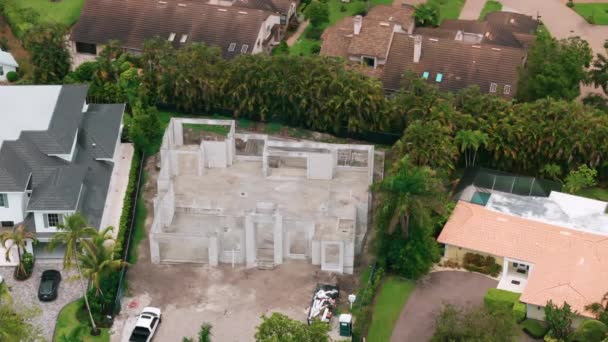 プライベートハウスの建設に関するドローンの広い映像 フロリダの家の建設現場の要素 トップダウンショット 高品質の4K映像 — ストック動画