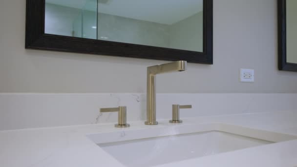 Lavatório Banheiro Branco Com Chuveiro Casa Interior Imobiliário Fecha Imagens — Vídeo de Stock