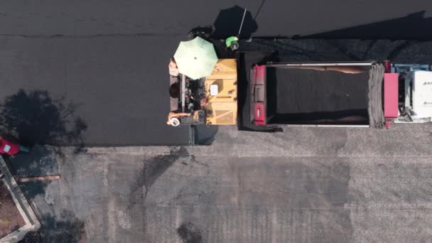 Robotnicy Budowlani Układają Beton Asfaltowy Parkingu Jezdni Strzał Powietrza Wysokiej — Wideo stockowe