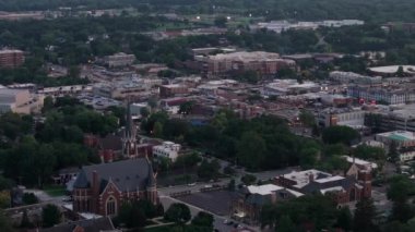 Geniş Hava Drone görüntüleri. Akşam vakti Naperville şehir merkezinde. - Evet. Yüksek kalite 4k görüntü