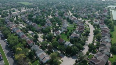 Hava manzarasının üstünde. Şehrin yakınlarındaki banliyölerdeki evleri. Güneşli bir gün. Yüksek kalite 4k görüntü