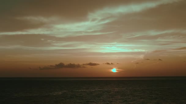 Горящее Небо Сияющие Волны Цветные Закаты Океанского Пляжа Съемки Беспилотника — стоковое видео