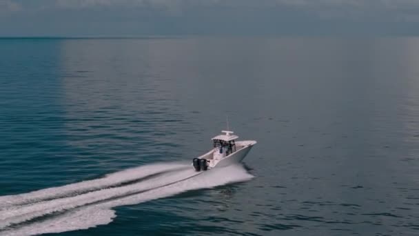 Aerial Zoom Skott Båt Som Seglar Till Det Blå Havet — Stockvideo