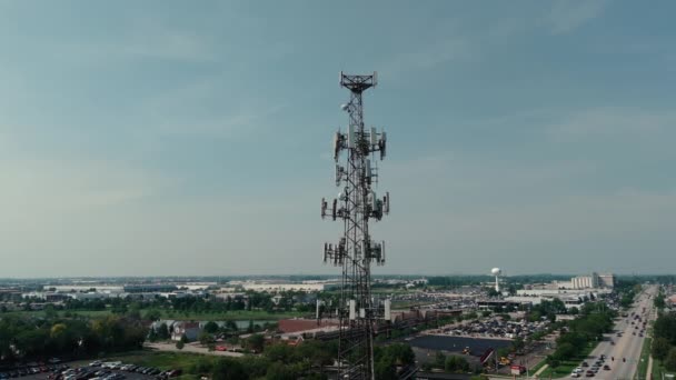 Torre Televisión Teléfono Radio Paisaje Urbano Durante Día Gran Disparo — Vídeos de Stock