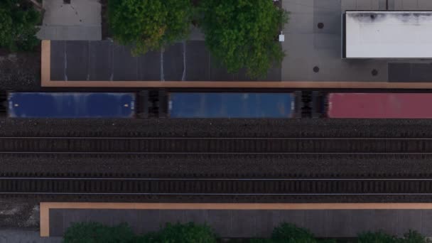 Şehrin Yakınından Geçen Kargo Treninin Yukarıdan Aşağı Görüntüsü Yüksek Kalite — Stok video