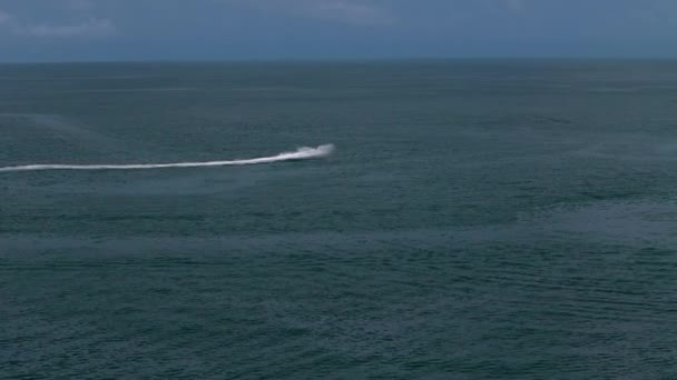 Luchtbeelden Van Een Boot Die Naar Blauwe Zee Vaart Drone — Stockvideo