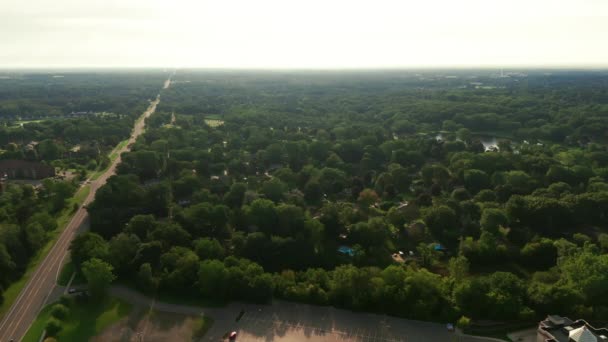 在空中俯瞰 森林地区郊区的住宅 高质量的4K镜头 — 图库视频影像