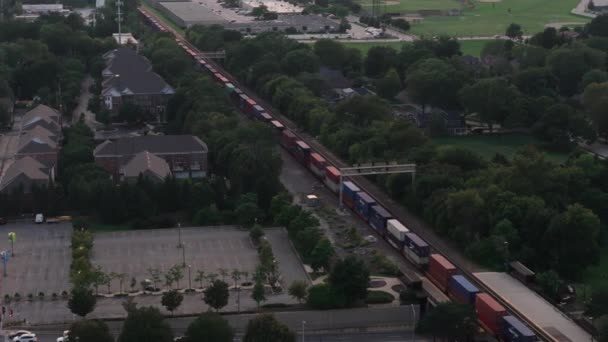 Vista Aérea Del Tren Carga Que Cruza Cerca Ciudad Imágenes — Vídeos de Stock