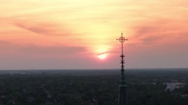 Kırsal kesimdeki eski tapınak ya da katolik kilisesinin Drone görüntüsünü kapatın. Naperville 'de. Yüksek kalite 4k görüntü