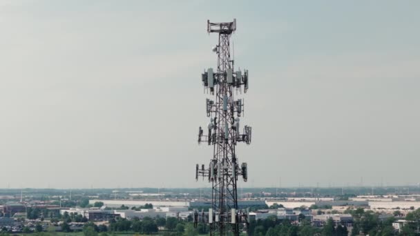 Τηλεοπτικός Ραδιοφωνικός Πύργος Ένα Αστικό Τοπίο Την Ημέρα Εκτεταμένη Εναέρια — Αρχείο Βίντεο