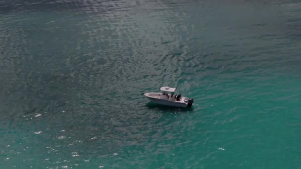 Aerial Zoom Tiro Barco Navegando Para Mar Azul Imagens Alta — Vídeo de Stock