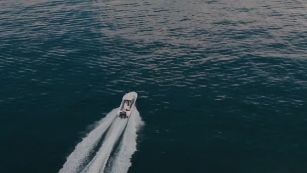 Luchtzoomfoto Van Een Boot Die Naar Blauwe Zee Vaart Bewegend — Stockvideo
