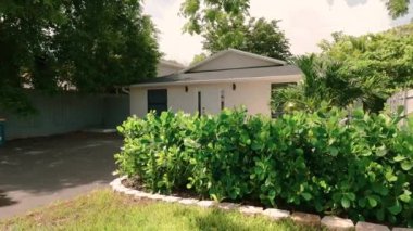 Florida 'daki evlerinde. Gayrimenkul manzaralı. Geniş açı. Yüksek kalite 4k görüntü