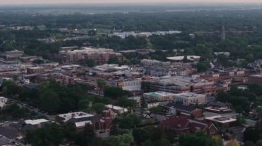Naperville şehir merkezindeki hava aracının akşam vakti çekilmiş görüntüleri. - Evet. Yüksek kalite 4k görüntü