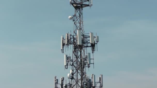 Τηλεόραση Τηλεφωνικός Πύργος Ένα Αστικό Τοπίο Την Ημέρα Zoom Εναέρια — Αρχείο Βίντεο