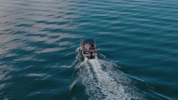 Aerial Zoom Tiro Barco Navegando Para Mar Azul Mover Velocidade — Vídeo de Stock