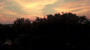 Naperville şehir merkezindeki hava aracı görüntüleri. Geniş açı. Yüksek kalite 4k görüntü