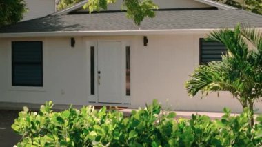 Florida 'daki evlerinde. Gayrimenkul manzaralı. Kamerayı çek. Yakın çekim. Yüksek kalite 4k görüntü