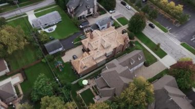 Ev inşaatı. İnsansız hava aracı ile aile inşaat alanının ahşap çerçevesi. İHA geniş açı. Yüksek kalite 4k görüntü