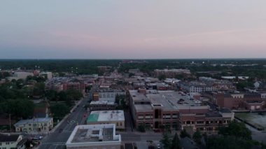 Naperville şehir merkezindeki hava aracı görüntüleri. Geniş açı. Yüksek kalite 4k görüntü
