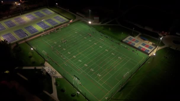 Широкий Воздушный Обзор Американских Футбольных Команд Ночное Время Высококачественные Кадры — стоковое видео