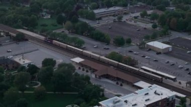 Chicago 'nun hava aracı görüntüsü, Chicago' nun banliyösü, tren istasyondan ayrılıyor. Yüksek kalite 4k görüntü