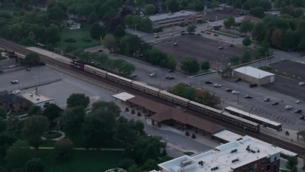 Aerial Drone View Chicago Suburb Chicago Train Departs Station High — Stock Video
