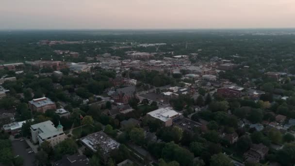 Wieczorem Centrum Naperville Szeroki Materiał Filmowy Dronów Lotniczych Wysokiej Jakości — Wideo stockowe