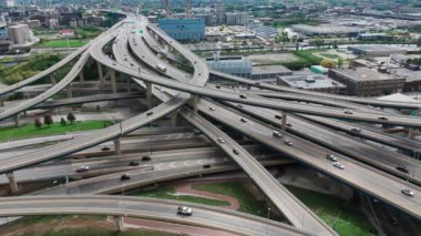 Birden fazla üstgeçitte trafiğin olduğu ünlü yol kesişiminde İHA atışı. Yüksek kalite 4k görüntü