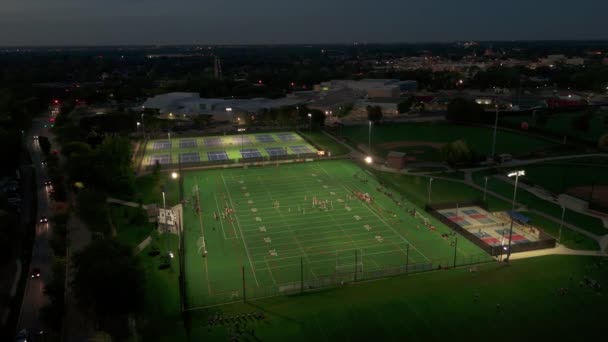 Широкий Аэрофотоснимок Игр Американских Футбольных Команд Ночное Время Высококачественные Кадры — стоковое видео