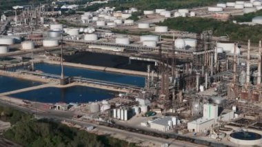 Petrol ve petrol yakıtlı kimya tankının petrol rafinerisi petrokimya fabrikasıyla drone görüntüsü. Yüksek kalite 4k görüntü