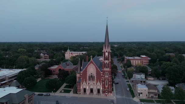 Kırsaldaki Eski Tapınak Katolik Kilisesi Akşam Vakti Naperville Geniş Bir — Stok video