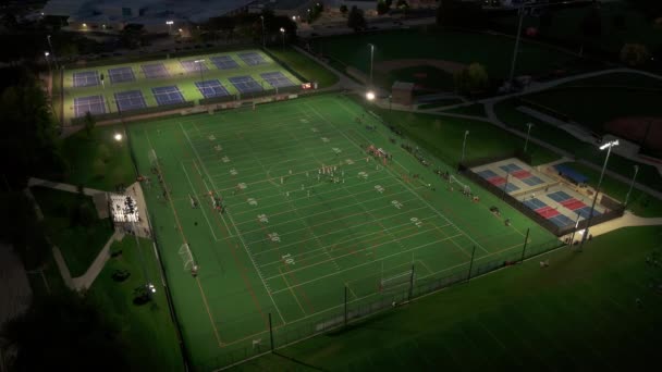 Americké Fotbalové Týmy Hrají Noci Široký Letecký Pohled Vysoce Kvalitní — Stock video