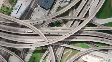 Yukarıdan aşağıya geniş görüş. Birden fazla üstgeçitte trafiğin olduğu ünlü bir kavşak. Yüksek kalite 4k görüntü