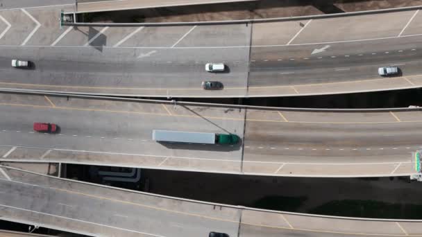 Zdjęcie Góry Dół Skrzyżowania Dróg Wiaduktami Autostrad Poruszającymi Się Samochodami — Wideo stockowe