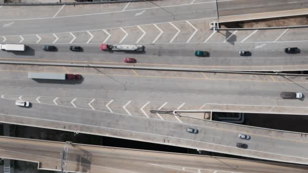 Вид Сверху Сверху Вниз Перекрёсток Путепроводами Движущимися Автомобилями Грузовиками Дорожным — стоковое видео