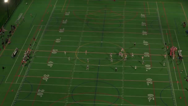 Americké Fotbalové Týmy Hrají Noci Přesunout Letecké Zobrazení Vysoce Kvalitní — Stock video