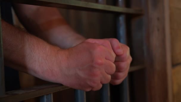 Mãos Fechadas Prisioneiro Segurando Barras Metal Cela Prisão Imagens Alta — Vídeo de Stock