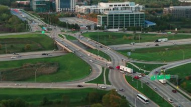 Üstgeçitli otoyolların, hareket halindeki araba ve kamyonların hava görüntüsü. Akşamları kavşak. Yüksek kalite 4k görüntü