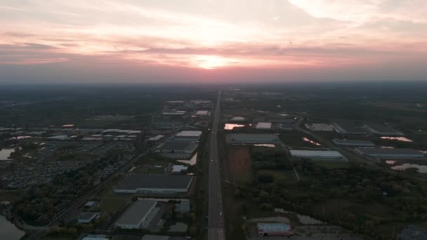 晚上空中俯瞰交通与高速公路的交汇处 以及流动的汽车和卡车 高质量的4K镜头 — 图库视频影像