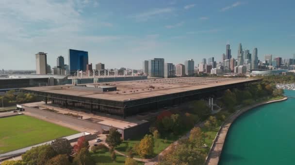 阳光灿烂的日子里 芝加哥市中心的天际线和校园的空中全景 高质量的4K镜头 — 图库视频影像