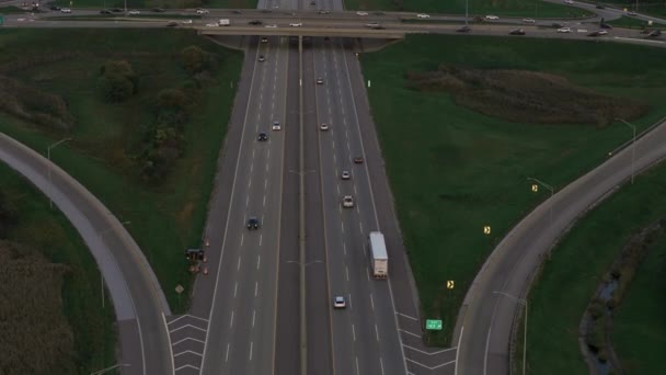 ドローン トップダウン ワイドショット 夜間の複数のフライオーバーの交通との有名な道路交差点 高品質の4K映像 — ストック動画