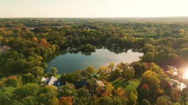 Günbatımında lüks banliyölerin üzerindeki hava manzarası. Yüksek kalite 4k görüntü