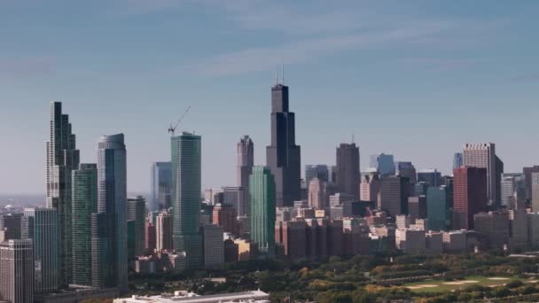 阳光明媚的日子里 从空中俯瞰芝加哥市中心的天空 高质量的4K镜头 — 图库视频影像
