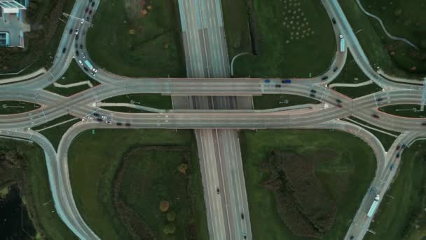 Tiro Directo Dron Famosa Intersección Carreteras Con Tráfico Múltiples Sobrevuelos — Vídeos de Stock