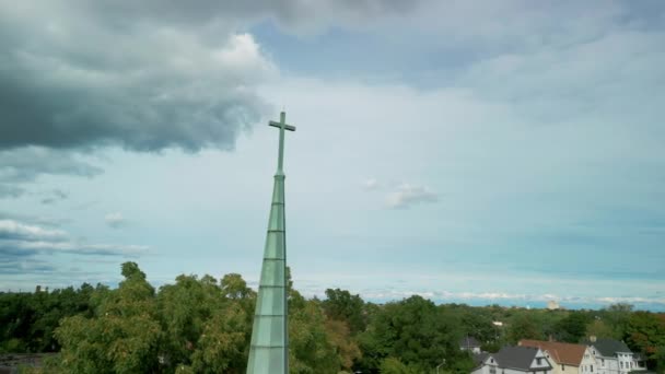 田舎の古い寺院やカトリック教会の空中視界を閉じます 曇った日 高品質の4K映像 — ストック動画