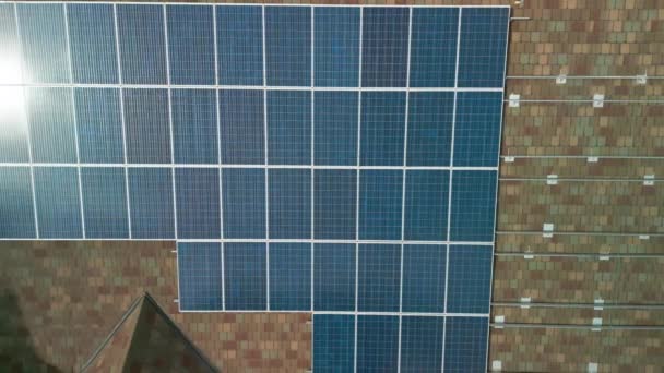 Instalação Painel Solar Casa Rural Privada Tiro Cima Para Baixo — Vídeo de Stock