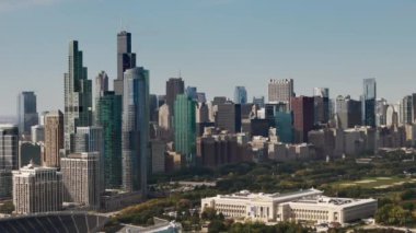 Güneşli bir günde Chicago şehir merkezinin gökyüzü görüntüsü. Yüksek kalite 4k görüntü