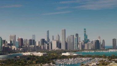 Güneşli bir günde Chicago şehir merkezinin geniş bir görüntüsü. Yüksek kalite 4k görüntü